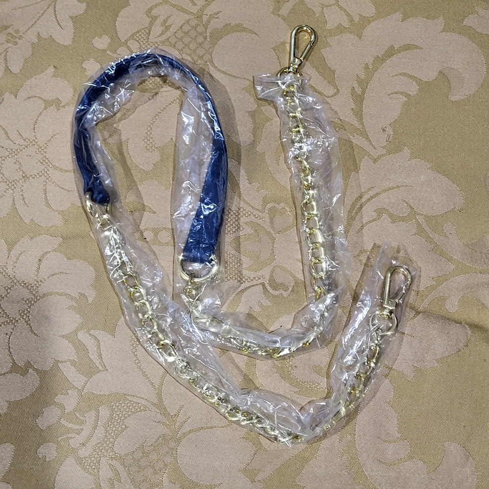 Navy Faux Leather And Gold Chain Crossbody Purse strap